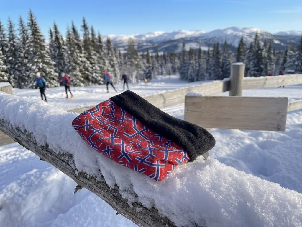 Norsk buff med flaggmotiv på skiløype – varm og allsidig